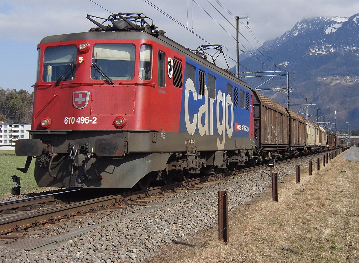 Ae 610 496-2 'STADT WIL' mit einem Güterzug auf der Fahrt von Buchs in Richtung Sargans hat gearde die Haltestelle von Weite passiert (06.03.2012).