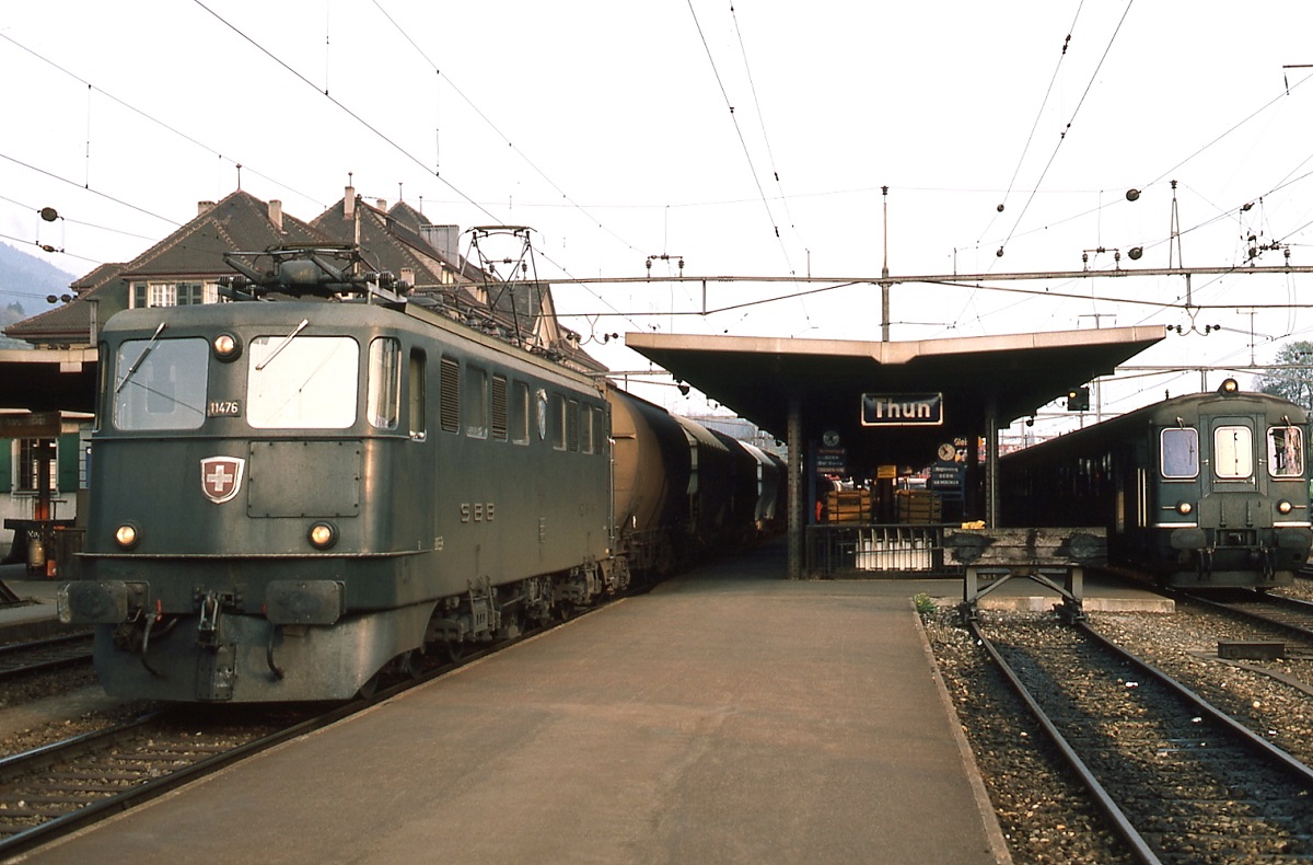 Ae 6/6 11476 durchfährt im Juni 1990 mit einem Güterzug den Bahnhof Thun