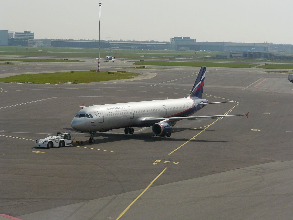 Aeroflot Airbus 321-211 VQ-BEE. Flughafen Schiphol Amsterdam, Niederlande 30-03-2014.


Aeroflot Airbus 321-211 geregistreerd als VQ-BEE en genaamd  I.Sechenov . Eerste vlucht van dit vliegtuig 09-11-2009. Luchthaven Schiphol 30-03-2014.