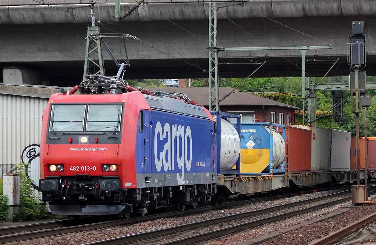 Äusserlich nicht wirklich zu erkennen das die SBBCargo 4482 013-0 gerade erst eine Revision erhalten hat...mit dem REV Datum REV/Be/13.08.15 fuhr sie mit einem Metrans Containerzug an den Fotografen vorbei. HH-Harburg 13.09.2015