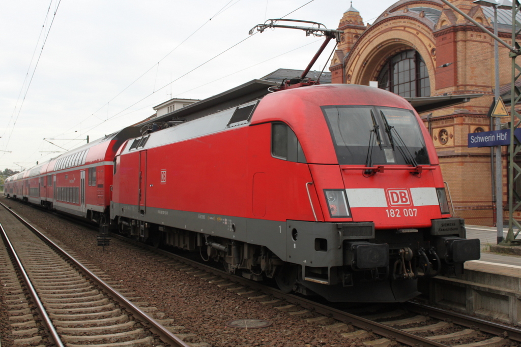 Agent 007 mit RE 4307(Hamburg-Rostock)kurz vor der Ausfahrt im Schweriner Hbf.01.10.2016