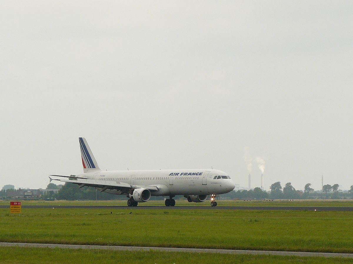 Air France Airbus A321-211  F-GTAU. Fluhafen Schiphol, Amsterdam, Niederlande 13-07-2014.


Air France Airbus A321-211 geregistreerd als F-GTAU op de Polderbaan. Eerste vlucht van dit vliegtuig 18-02-2009. Luchthaven Schiphol 13-07-2014.