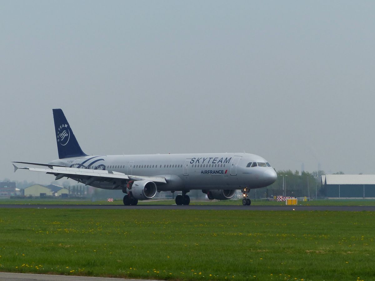 Air France F-GTAE Airbus A321-211 mit Aufschrift  Sky Team . Flughafen Schiphol, Vijfhuizen, Niederlande 22-04-2018.

Air France F-GTAE Airbus A321-211 in  Sky Team  uitvoering. Polderbaan Schiphol, Vijfhuizen, Nederland 22-04-2018.