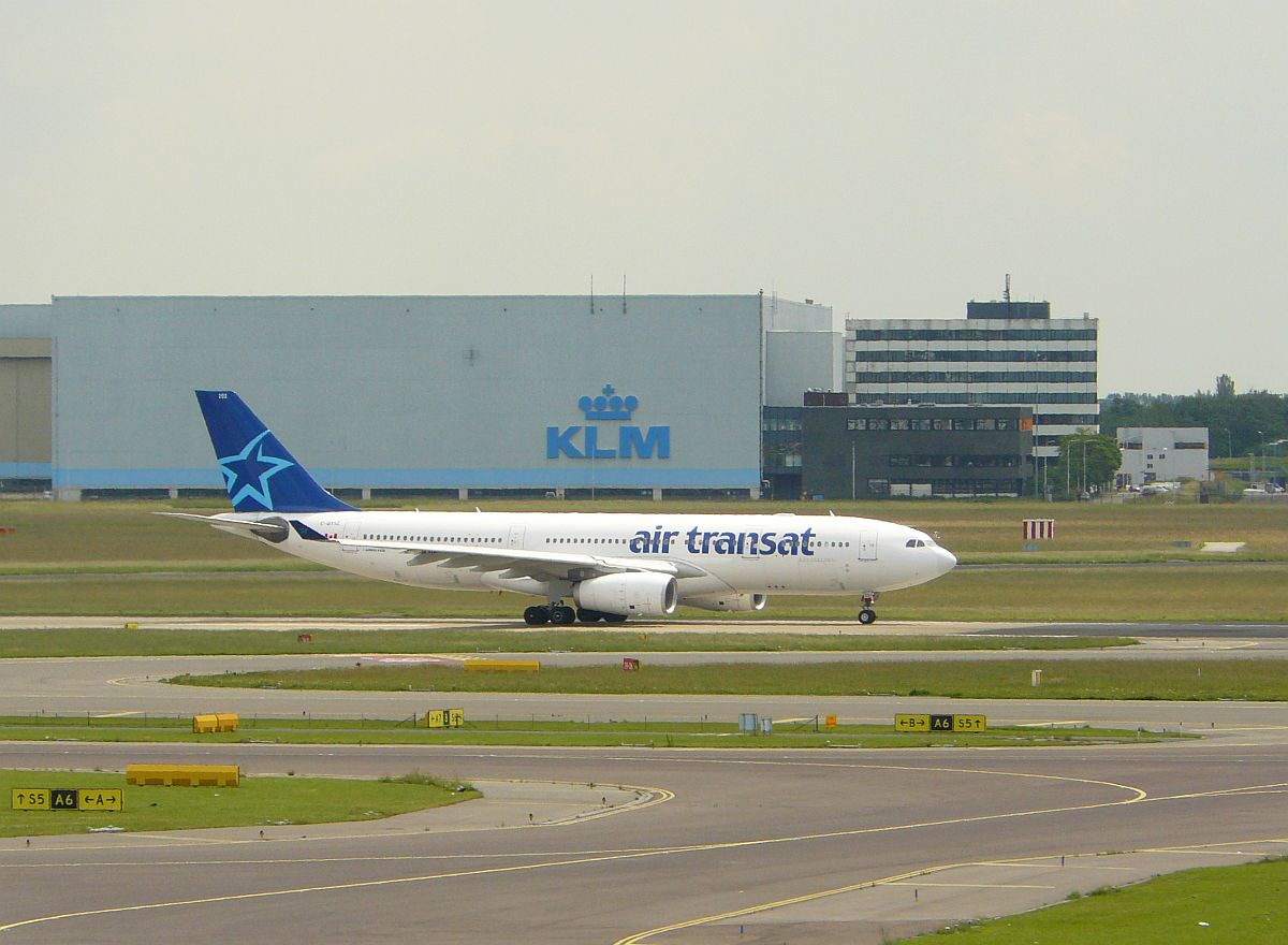 Air Transat Airbus A330-200 C-GTSZ. Flughafen Schiphol, Amsterdam 10-06-2012.

Air Transat Airbus A330-200 geregistreerd als C-GTSZ. Eerste vlucht van dit vliegtuig 12-11-2008. Luchthaven Schiphol, Amsterdam 10-06-2012.

