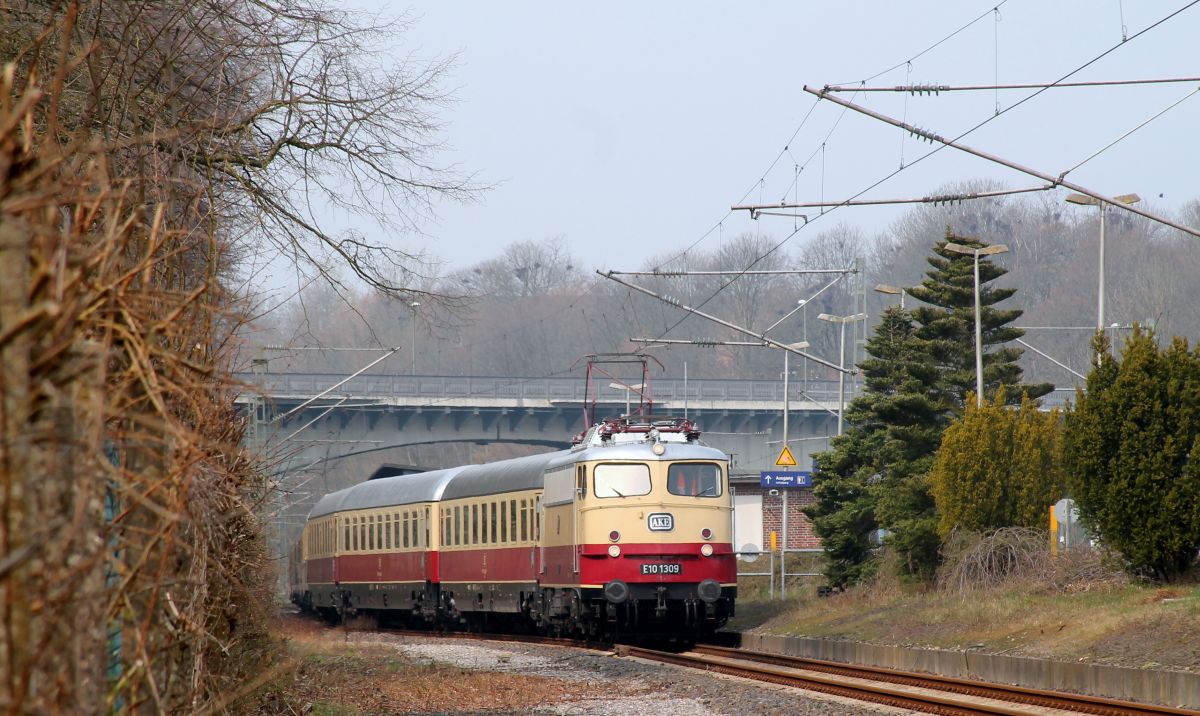 AKE 1: Einfahrt der E10 1309 mit dem AKE nach Koblenz. Flensburg 04.04.2019