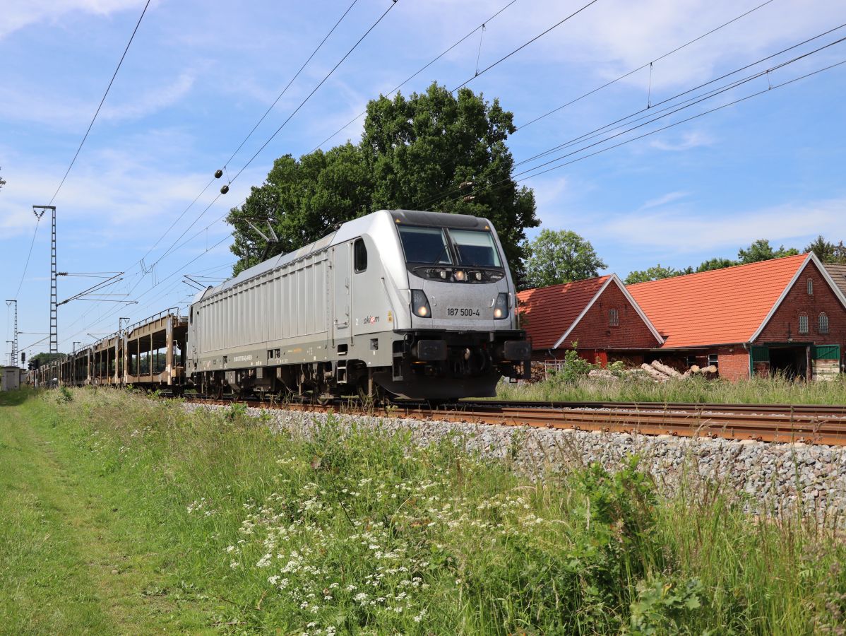 Akiem Lokomotive 187 500-4 (91 80 6187 500-4 D-AKIEM) bei Bahnübergang Devesstraße, Salzbergen 03-06-2022.

Akiem verhuurlocomotief 187 500-4 (91 80 6187 500-4 D-AKIEM) bij overweg Devesstraße, Salzbergen 03-06-2022.