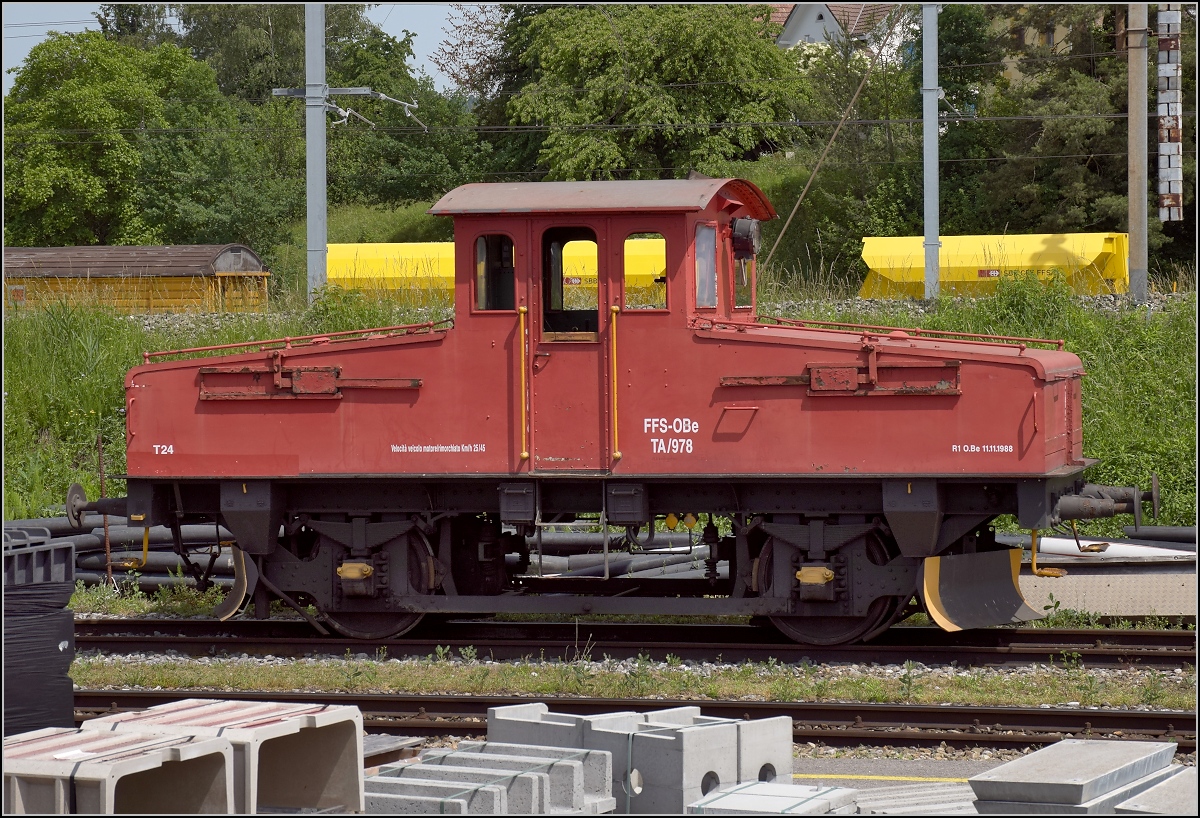 Akkurangiertraktor Ta 978 der SBB im Bahnpark Brugg. Whrend des Bahnparkfestes musste er abseits stehen. Hoffentlich muss er das aber nicht immer, damit die angeblich komplizierte Wartung der Batterien nicht vernachlssigt wird. Juni 2018.