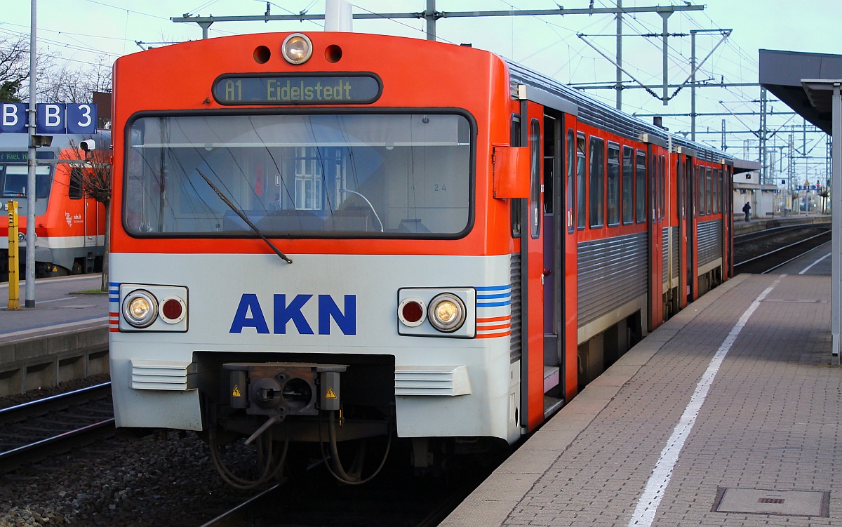 AKN VT 2E Triebwagen als A1 nach Eidelstedt aufgenommen im Bhf Neumünster. 11.03.2015