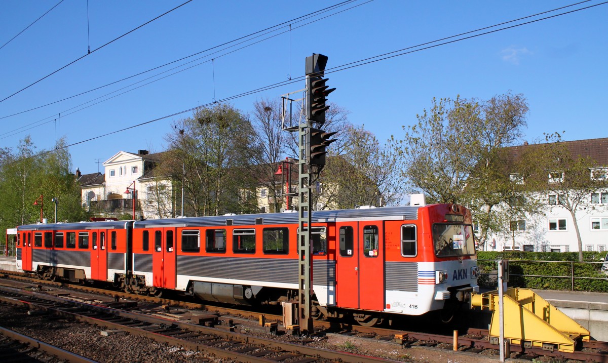 AKN VT 41A/B oder 0133 241-9(VT2E) wartet im Bahnhof Elmshorn auf Fahrgäste. 02.05.2015