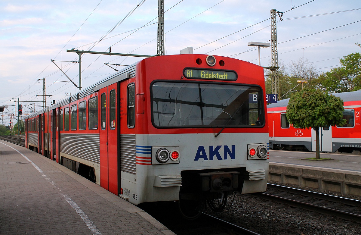 AKN VT2E VT 2.33(0133 233-6, Unt/AKN,KTK/12.09.08, Verl/AKN,KTK/11.09.2015)als A1 nach HH-Eidelstedt wartet im Bhf von Neumünster auf Fahrgäste. 09.05.2015