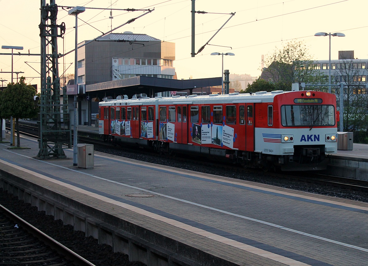 AKN VTA 54.1/2 registriert unter 9580 0133 254-2 D-AKN wartet im Bhf von Neumünster. Neumünster 02.05.2015