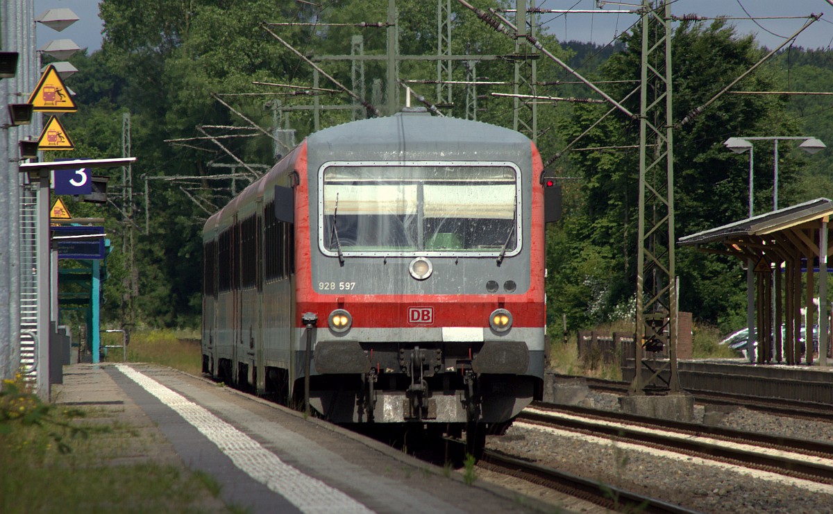 Alles eingeladen...VT 628/928 597 und 625 verlassen hier als RE 74 Schleswig Richtung Kiel. 21.06.2017