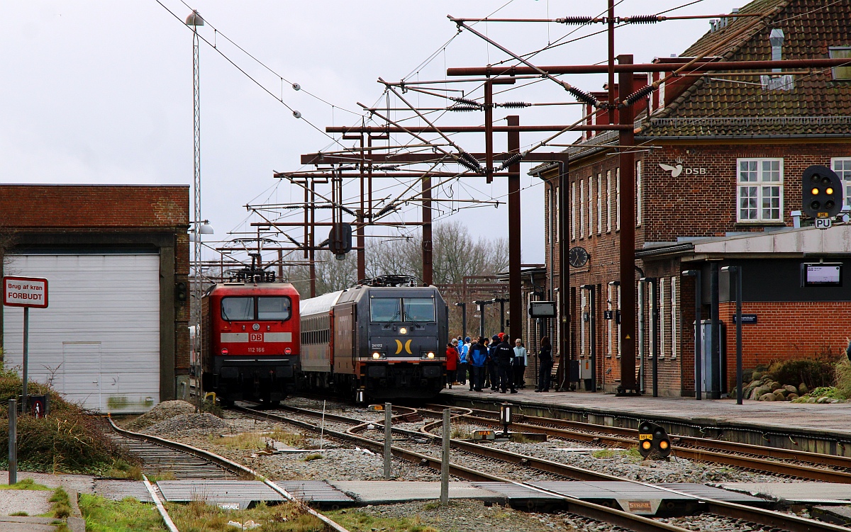 Alles einsteigen!  DB 122 166 und HCR 241.012 warten beide nun auf Ausfahrt....Pattburg/DK 29.01.2023