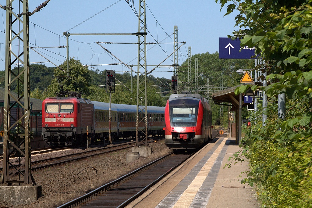 Alles einsteigen es kann weitergehen....648 003/503 musste jetzt nur noch den SH-Express aus Hamburg passieren lassen der seine Fahrgäste ausnahmsweise mal an Gleis 3 in Schleswig aufnahm/abgab und dann ging es mit guten 35 min plus Richtung Jübek wo der SEV Bus wartete. Schleswig 21.07.13