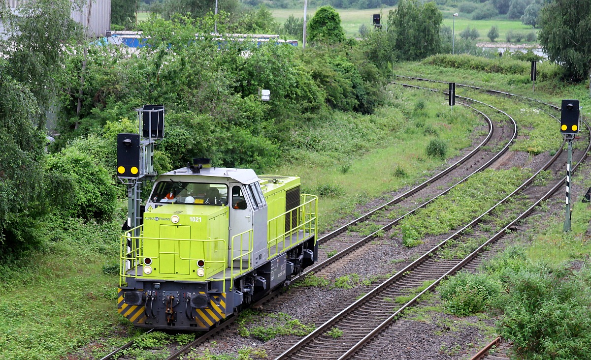 Alpha Trains  1021   (275 821-7) kommt Lz vom Hüttenbahnhof HKM, Diusburg-Hochfeld Süd 10.06.2022 