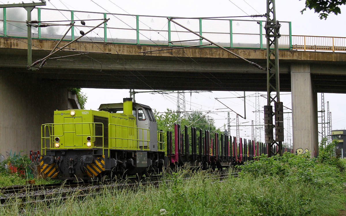 Alpha Trains 1021 (275 821) mit Rungenwagenzug Ratingen-Lintorf 08.06.2022