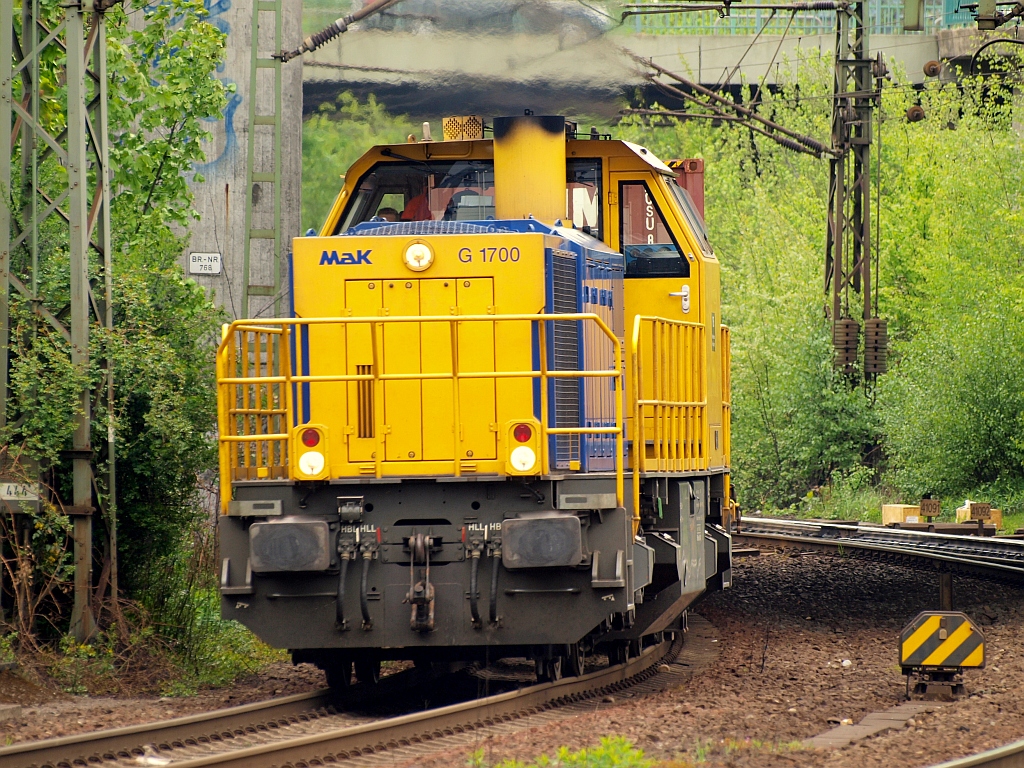 AlphaTrainsBelgium 277 003-0 dieselt hier mit ordentlichem Tempo durch HH-Harburg. 06.05.2010