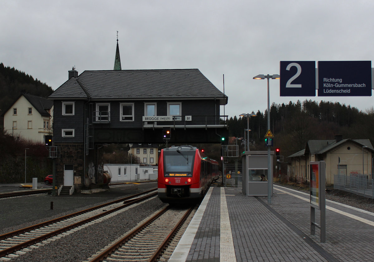 Als der Bahnhof Brgge fr die Wiedererffnung der Strecke aus Richtung Meinerzhagen erneuert wurde, blieb das alte, denkmalgeschtzte Reiterstellwerk erhalten. Gesteuert wird der Bahnhof mittlerweile freilich von einen ESTW-Rechner, der in dem weien Zweckbau im Hintergrund angesiedelt ist. 620 024 setzt seine Fahrt in Richtung Ldenscheid fort.