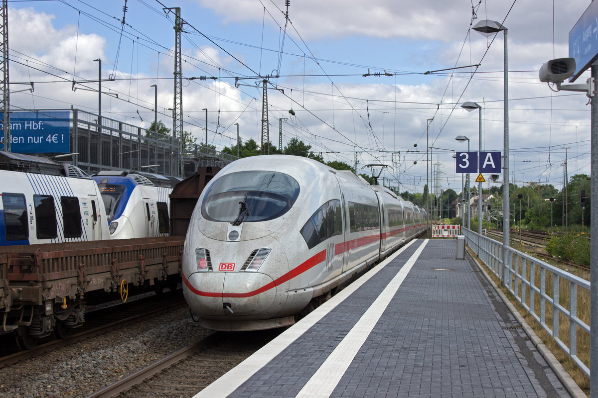 Als ICE 202 ist 403 010 auf dem Weg nach Dortmund. Hier beschleunigt der Triebwagen nach einem kurzen Zwischenhalt, um in etwa einer Viertelstunde Wuppertal zu erreichen.