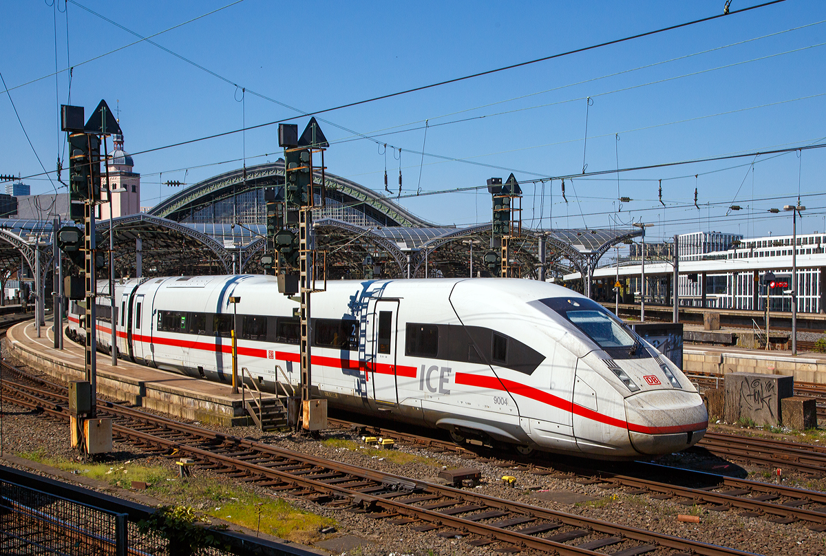 
Als ICE 610 von München Hbf nach Dortmund Hbf, verlässt der zwölfteilige (Konfiguration K3s) ICE4 Triebzug (Tz) 9004 (93 80 5812 004-0 D-DB ff.) am 21.04.2019 den Hauptbahnhof Köln.

Der 12-teilige ICE 4 verfügt über zwei End-( Steuer-), einen Service-, einen Restaurant- und acht Reisewagen. Der Servicewagen ist ausgestattet mit einem Kleinkindabteil, einem Familien- und Rollstuhlbereich sowie Diensträumen für das Bordpersonal. Sechs der Mittelwagen (BR 412), sogenannte Powercars, sind angetrieben (1,65 MW Leistung). Die antrieblosen End- und Mittelwagen werden als BR 812 geführt.
