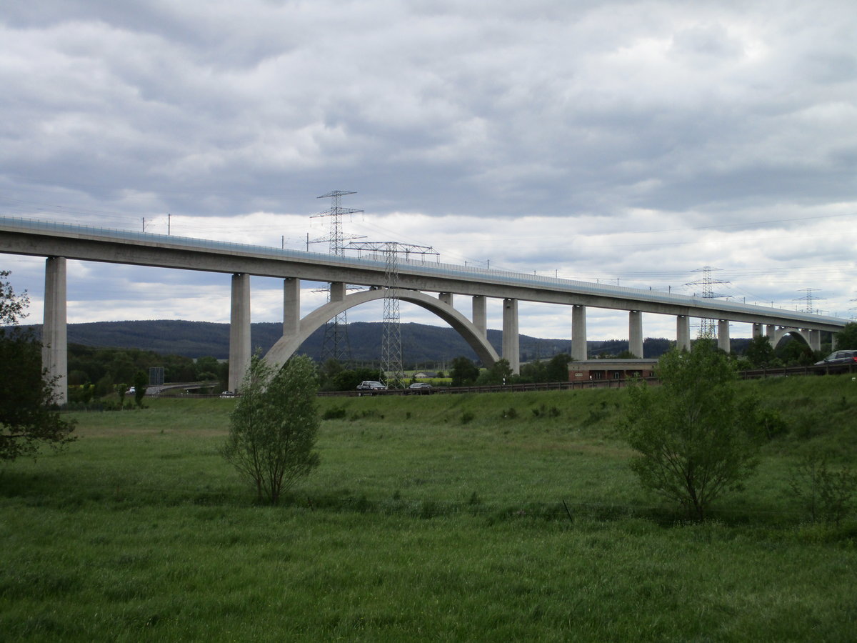 Als ich,am 27.Mai 2020,auf meiner Thüringentour,von Oberhof zur Oberweißbacher Bergbahn unterwegs war,kam ich auch an der imposanten Ilmtalbrücke bei Gehren vorbei über die,die Schnellfahrstrecke Berlin-München führt.