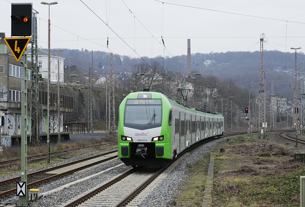 Als letztes Bild der kleinen Übersicht über die unterschiedlichen Flirts in NRW eine Aufnahme eines fünfteiligen Flirt 3XL im S-Bahn-Verkehr: Auf dem Weg von Haltern am See nach Hagen kommt der im VRR-Look lackierte Abellio-3429 017 am 16.01.2021 in Wuppertal-Steinbeck an