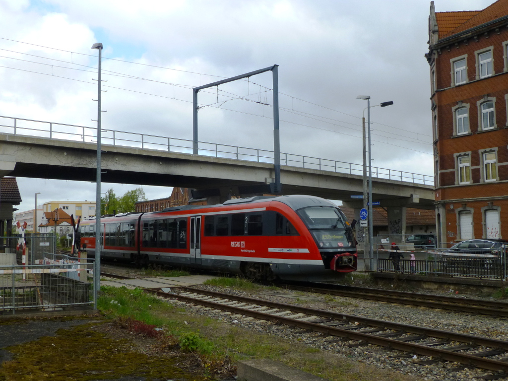 Als RE 55 fährt 642 031 am 15.4.14 nach Nordhausen, hier in Erfurt Nord.