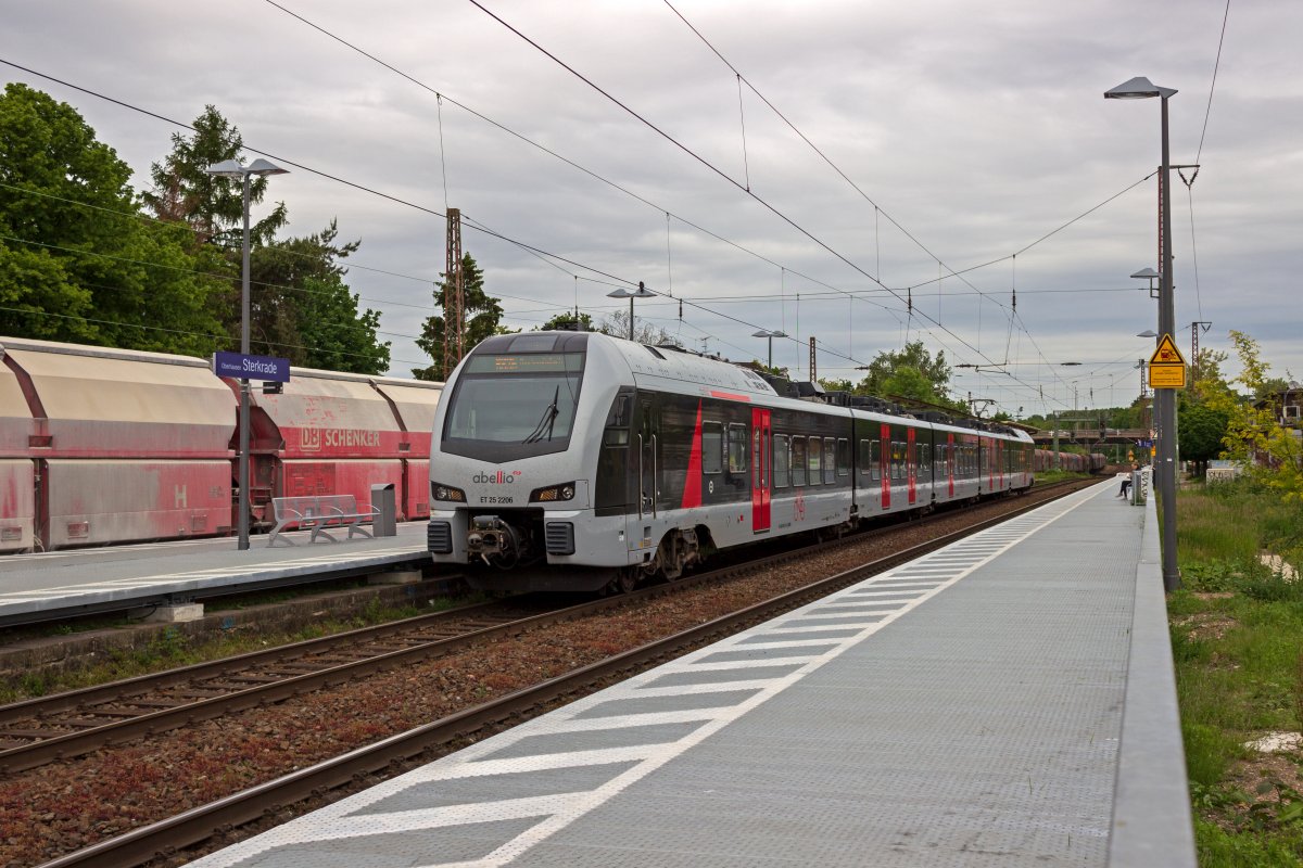 Als Regionalbahn nach Mnchengladbach verlsst der Triebwagen 1429 013 von Abellio Oberhausen-Sterkrade. Im Nebengleis wartet ein von 189 052 gefhrter Leerzug aus Kalkwagen auf die Weiterfahrt zu einem der Oberhausener Gterbahnhfe.