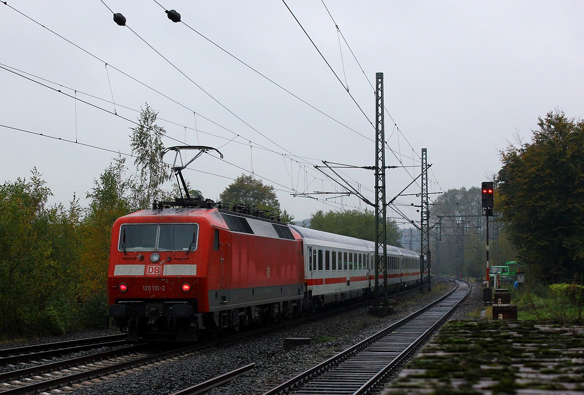 Als Schublok des LPF 78082 und spätere Zuglok des IC 1981 nach München diente die 6120 110-2(REV/MH/17.09.08, Verl/MH/15.09.15, Verl/MH/09.09.16)die hier ebenfalls in Schleswig aufgenommen werden konnte. 16.10.2015