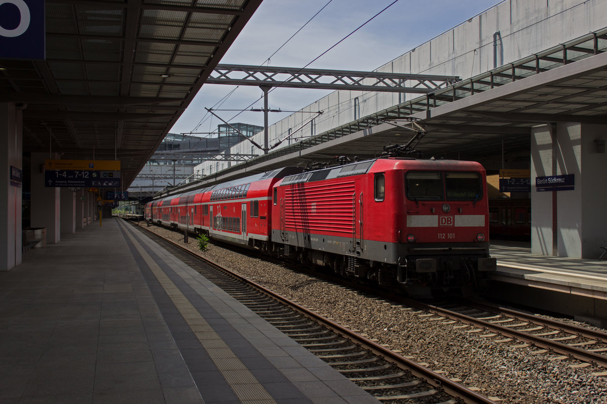 Als Schublok eines RE5 nach Wnsdorf erreicht 112 101 am 22.06. Berlin-Sdkreuz.