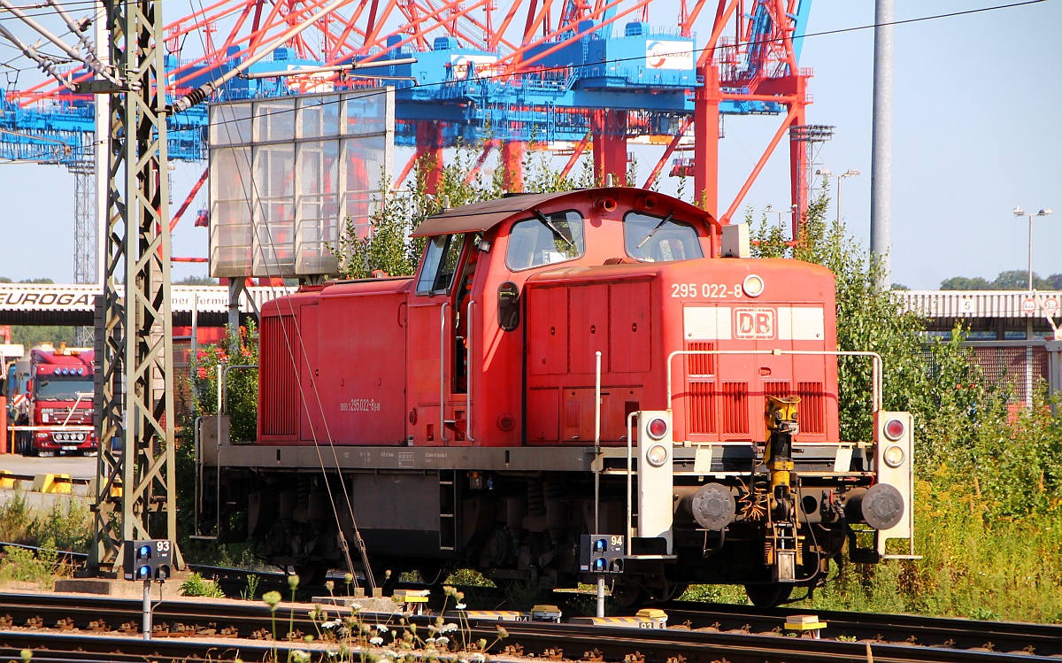 Alt aber oh-ho und nicht kaputt zu kriegen...DB 295 022-8(UNT/BCS X/05.07.11)festgehalten während einer Rangierfahrt in HH-Dradenau/Waltershof am Eurogate Terminal. 06.08.14