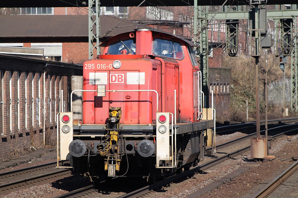 Alt aber trotzdem immer noch schön sind die guten V90 der DB, hier brummte 295 016-0 an uns vorbei. HH-Harburg 03.04.2013