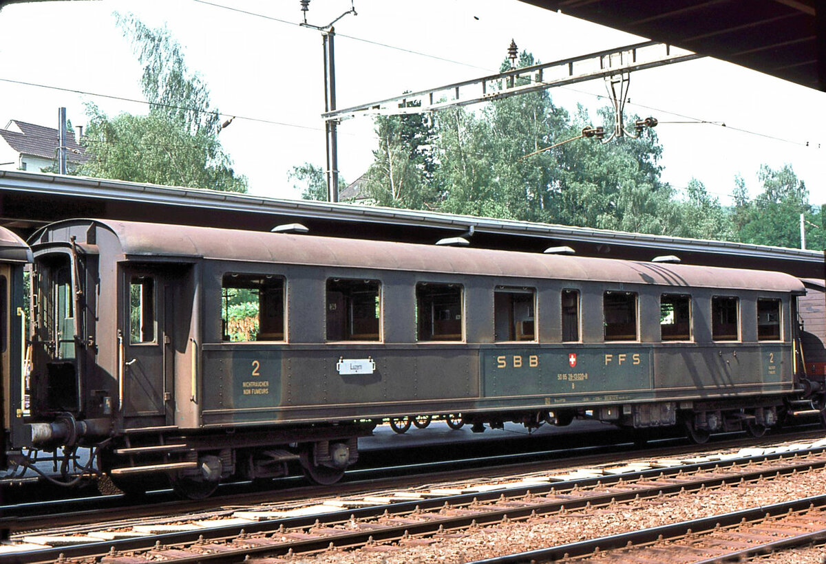 Altbaupersonenwagen SBB: Der Wagen 28-13 020 stammt aus dem Jahr 1931 (alte Nr. 8077 - 8094) und ist noch mit Dampfheizung ausgerstet. 1972 gab es noch 18 solche Wagen. Aufnahme Liestal, 3.August 1976 