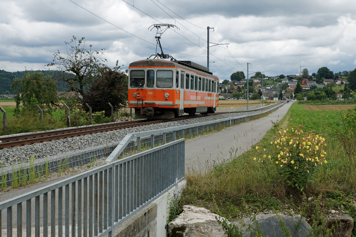 ALTES BIPPERLISI 
nach wie vor unentbehrlich.
Wegen dem verunfallten und sehr stark beschädigten SOBA-STAR Be 4/8 114 musste kurzfristig für den Betrieb auf der kurzen Zweigstrecke Langenthal-St. Urban Ziegelei der Be 4/4 103, ehemals SZB, BTI einspringen. Wegen grossen mehreren Baustellen an der Strecke Solothurn-Niederbipp mit Bahnersatz wurden die Fahrzeuge unüblich stationiert. Das Schwesterfahrzeug, der Be 4/4 104 wurde aus diesem Grund im Depot Wiedlisbach als eiserne Reserve abgestellt. Am 17. Juli 2020 pendelte dadurch der Oldtimer mit Baujahr 1970 als Solotriebwagen zwischen Langenthal und St. Urban hin und her. Die Aufnahme entstand bei Roggwil.
Foto: Walter Ruetsch 