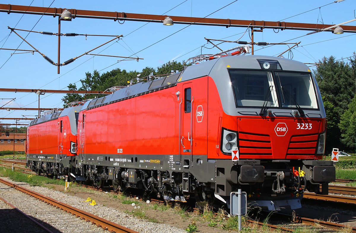 Am 01.08.2022 wurden weitere DSB Vectronen an die DSB ausgeliefert, hier die DSB EB 3233 und
EB 3234 abgestellt zum Weitertransport nach Kopenhagen in Pattburg/Padborg 