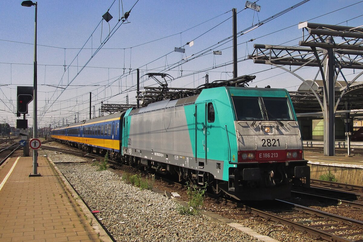 Am 10 Juni 2015 wird der IC-Benelux mit NMBS 2821 in Bruxelles-Midi bereitgestellt für der Fahrt nach Amsterdam über Mechelen (BE), Antwerpen (BE), Roosendaal (NL), Dordrecht (NL) und Rotterdam (NL).