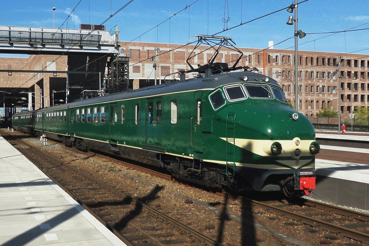 Am 10 September 2016 steht Plan Q 766 ins 'Kistenbahnhof'  Breda Centraal.