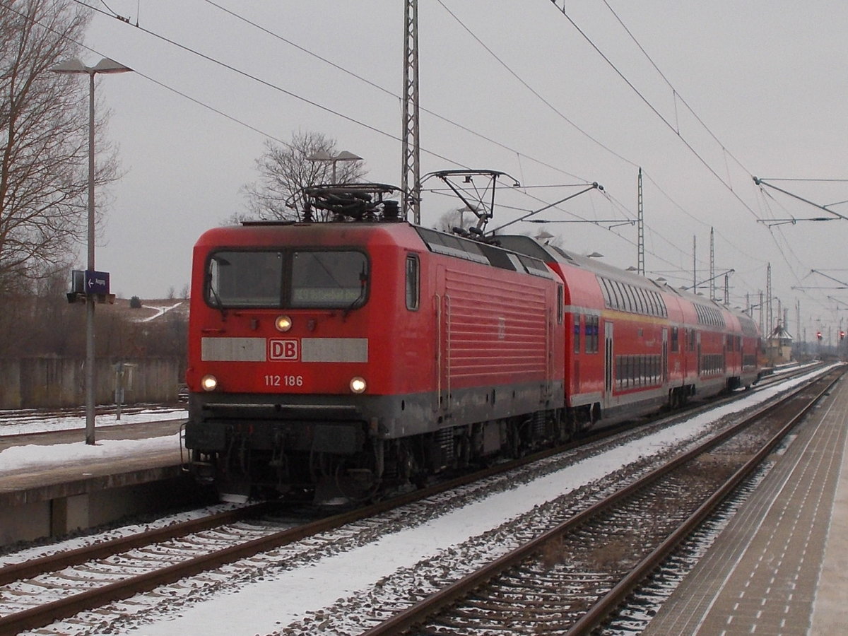 Am 11.Januar 2017 kehrte die Lady auf der Linie R9 zurück und bespannte den RE Stralsund-Binz-Stralsund.Hier war es die 112 186 bei der Einfahrt in Bergen/Rügen.