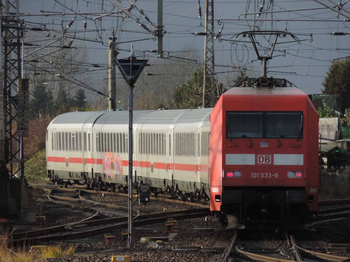 Am 12.12.2015 fuhr die 101 033 mit dem IC 2373 in Richtung Schwerin