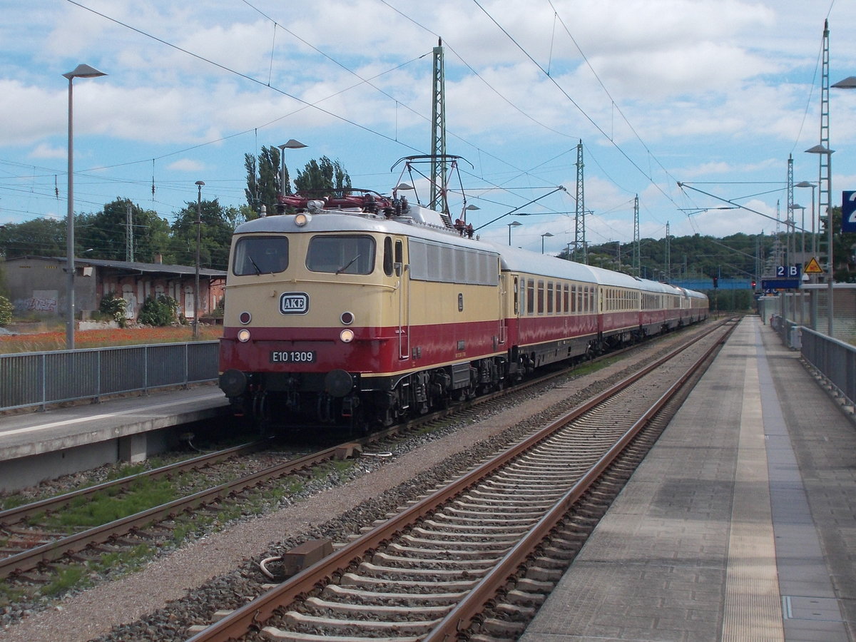 Am 12.Juni 2016 rauschte die 113 309,mit dem TEE Rheingold Binz-Trier,nicht durch Bergen/Rügen und so konnte ich den TEE auch in aller Ruhe in Bergen/Rügen fotografieren.