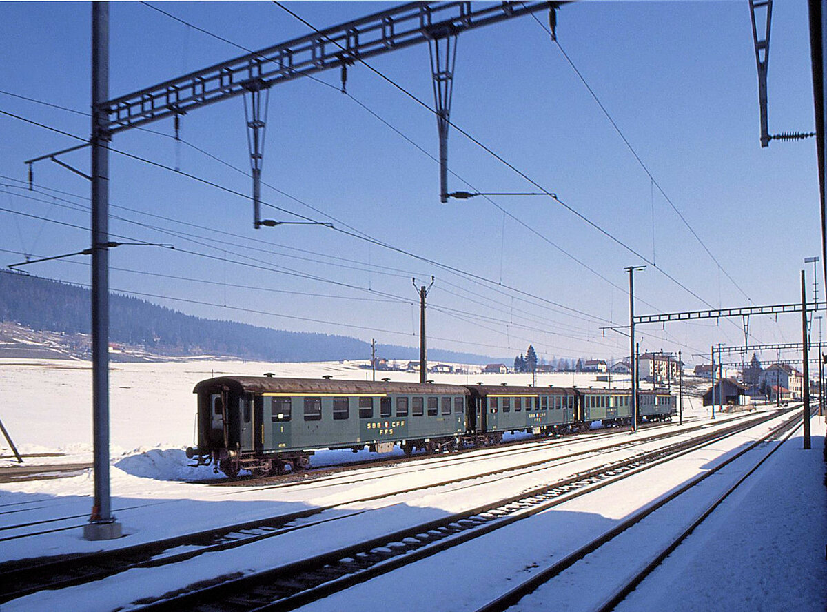 Am 12.März 1993 stehen 4 Altbauwagen in Les Verrières, nämlich AB 4107, AB 4133, AB 4120 und AB 4115. Sie tragen die Anschrift in allen drei Landessprachen, was sie wie RIC-Wagen aussehen lässt. Merkwürdigerweise haben sie noch alte, vierstellige Nummern. Die Herkunft dieser Wagen ist kaum zu durchschauen; sie sind 1958-1961 aufgebaut worden (Serie AB 4101-4135, 39-03 160 bis 194) und scheinen alle möglichen Elemente alter Wagen weiterverwendet zu haben. 