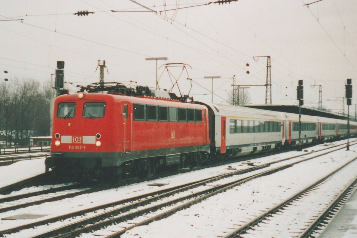 Am 13 Jnner 2000 zieht 110 257 ein Belgischen Internationalzug durch Kln-Deutz.