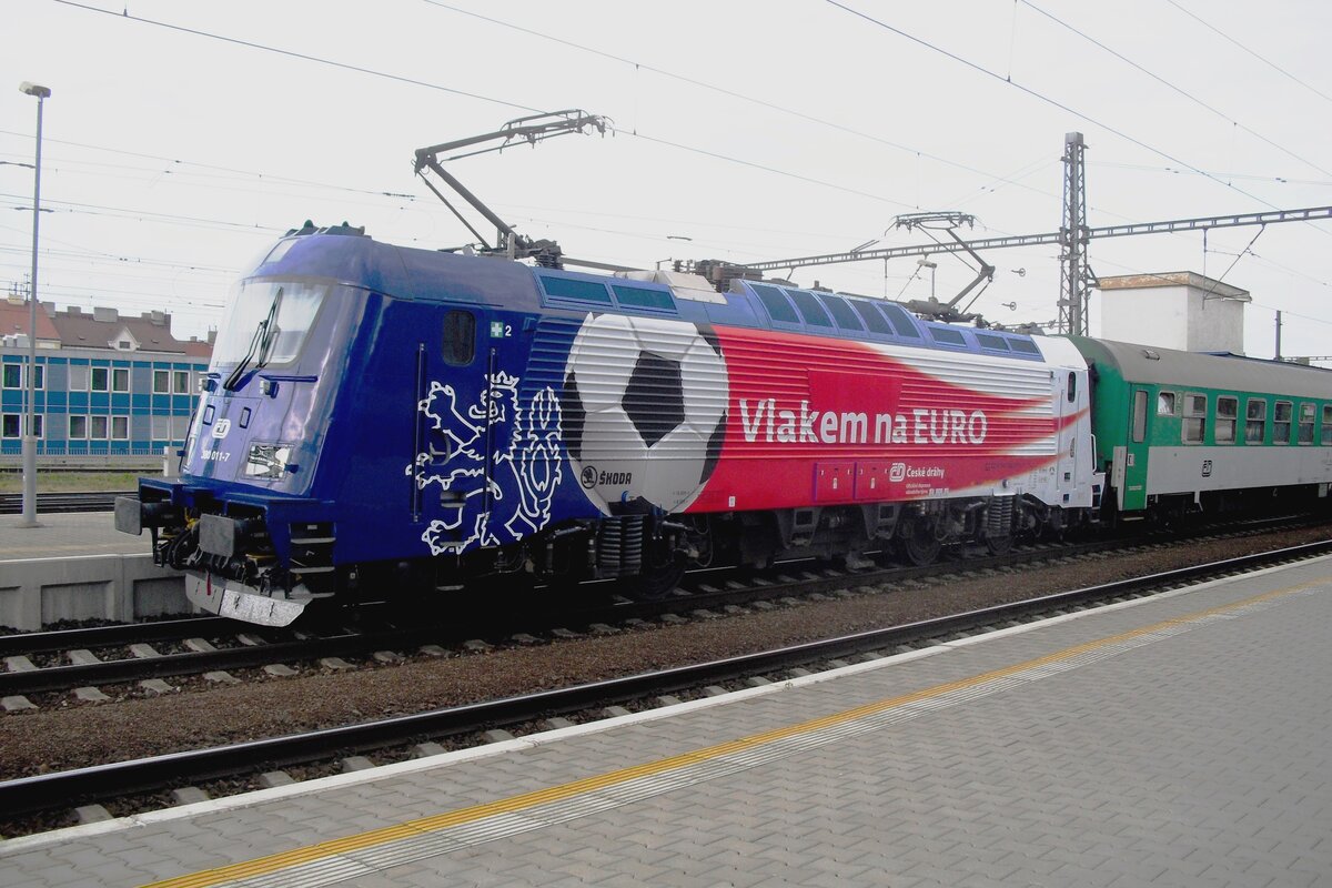 Am 13 Mai 2012 steht 380 011 in Praha-Liben.