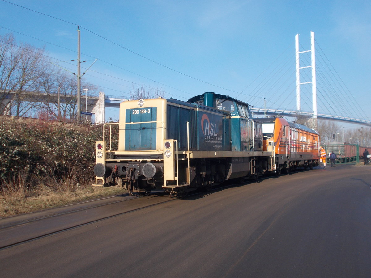 Am 13.Februar 2018 bekam ich wieder die HSL 187 500 vor die Linse die hier mit der HSL 290 189,unterhalb vom Rügendammbahnhof,im Stralsunder Südhafen die leeren Wagen abholte.