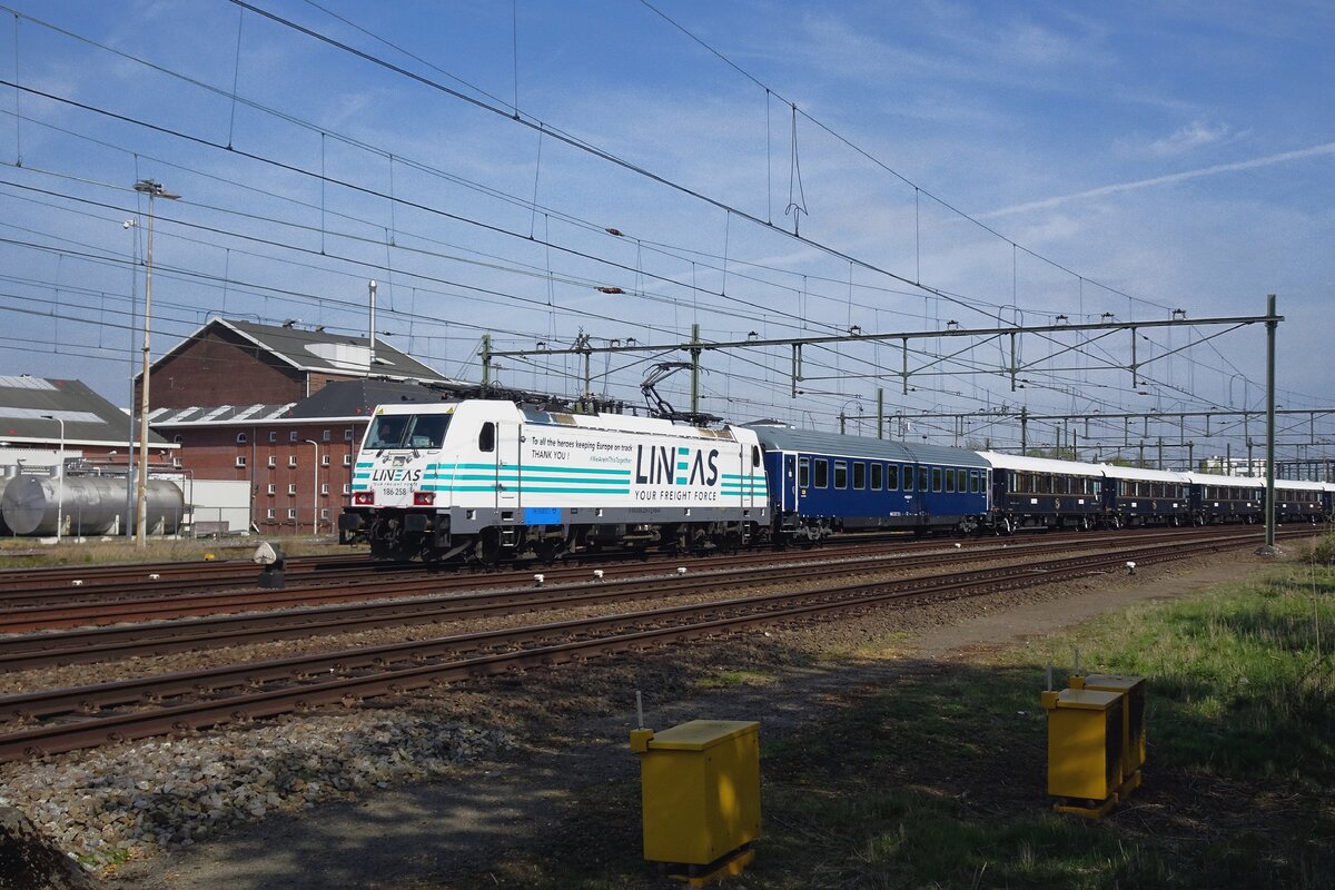 Am 14 April 2022 verlasst Lineas 186 258 mit der VSOE Roosendaal auf den Weg nach Schaerbeek (die 186er) und Venedig (VSOE).
