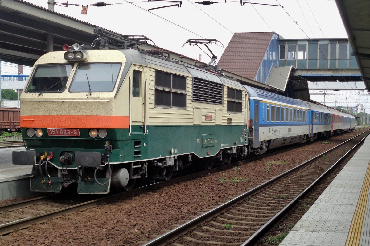 Am 15 Mai 2018 verlässt 151 023 -in retrofarben- Ostrava hl.n. mit ein Rychlik für Praha hl.n.