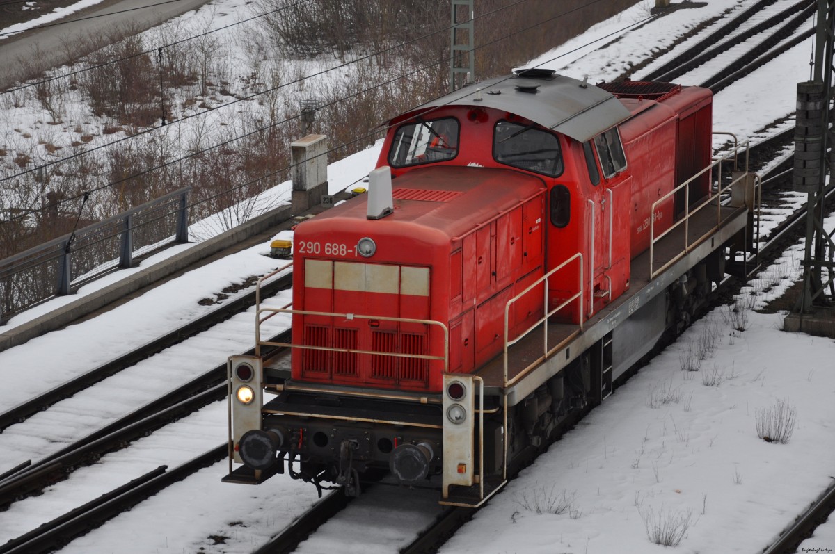 Am 15.02.2015 ist die Berglok 290 688-1 im Rangierbahnhof München-Nord unterwegs zum Einsatz.Von einer öffentlicher Brücke aus fotografiert.