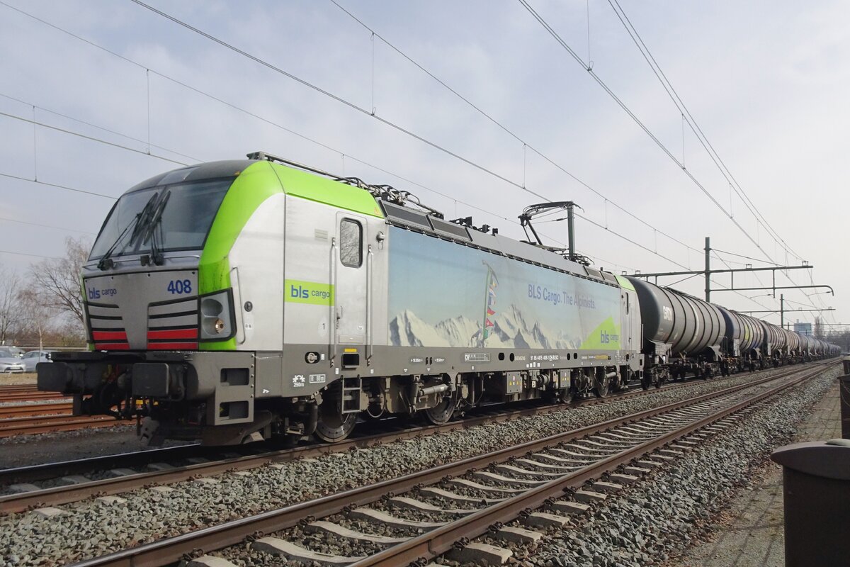 Am 16 März 2022 passiert BLS 475 408 mit ein Ölzug Blerich wann der Nebel etwas auflöscht.