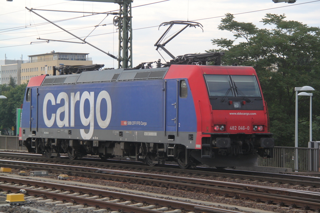 Am 16.07.2015 fuhr 482 046-0 solo durch Dresden Hbf Richtung Pirna.