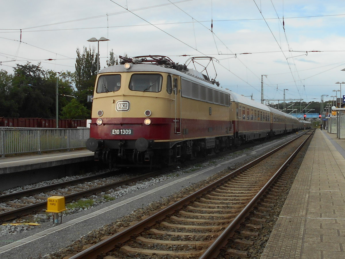 Am 16.Juni 2019 durcheilte die AKE E10 1309 mit dem Rheingold den Bahnhof Bergen/Rgen.